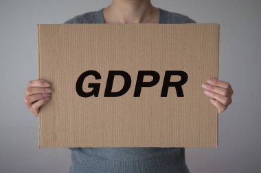 Gdpr. Genç bir kadın yazıt genel veri koruma yönetmeliği gizlidir. Siber güvenlik ve Gizlilik.