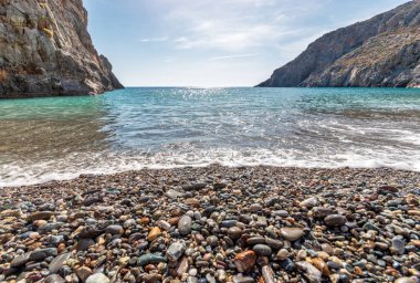 Panoramik manzaralı güzel bir plaj, turkuaz lagün ve kayalar. Seyahat ve tatil kavramı. Agio Farango plaj. Crete.