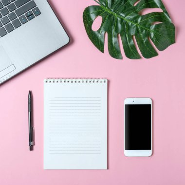 Yaratıcı düz Fotoğraf çalışma alanı masa laptop, smartphone, kaktüs ve defter kopyalama alanı arka plan ile yatırın. En az konsept Sanat.