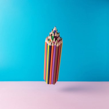 Okul pastel arka plan üzerinde renkli kalemler. En az konsept Sanat.