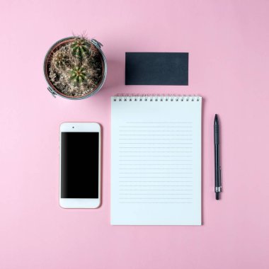 Yaratıcı düz Fotoğraf çalışma masası smartphone, kaktüs ve defter kopyalama alanı arka plan ile yatırın. En az konsept Sanat.
