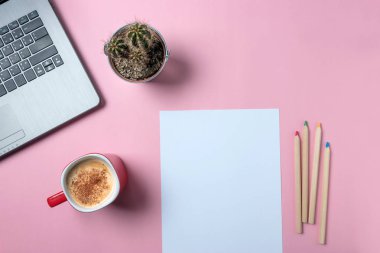 Yaratıcı düz dizüstü, kahve fincanı, kurşun kalem, kaktüs ve defter kopyalama alanı arka plan ile fotoğraf çalışma masası yatırın. En az konsept Sanat.