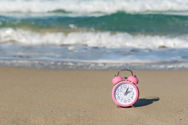 Reloj Despertador Playa Concepto Vacaciones Verano — Foto de Stock