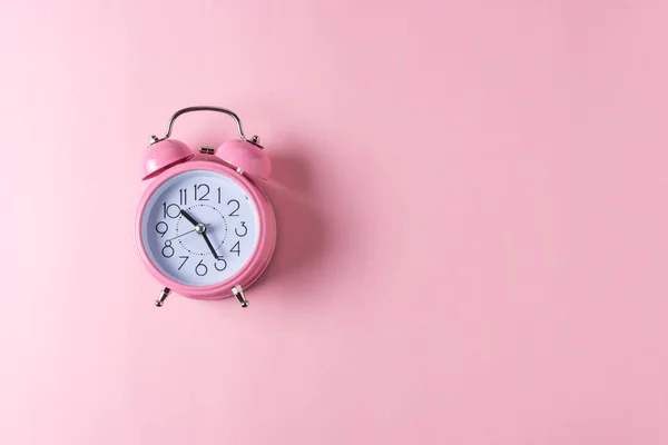 Reloj Despertador Rosa Sobre Fondo Rosa Pastel Concepto Mínimo — Foto de Stock