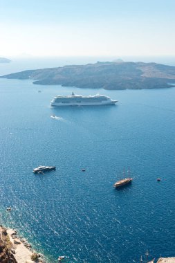Cruise gemi ve tekneler Santorini Adası yakın. Yunanistan.