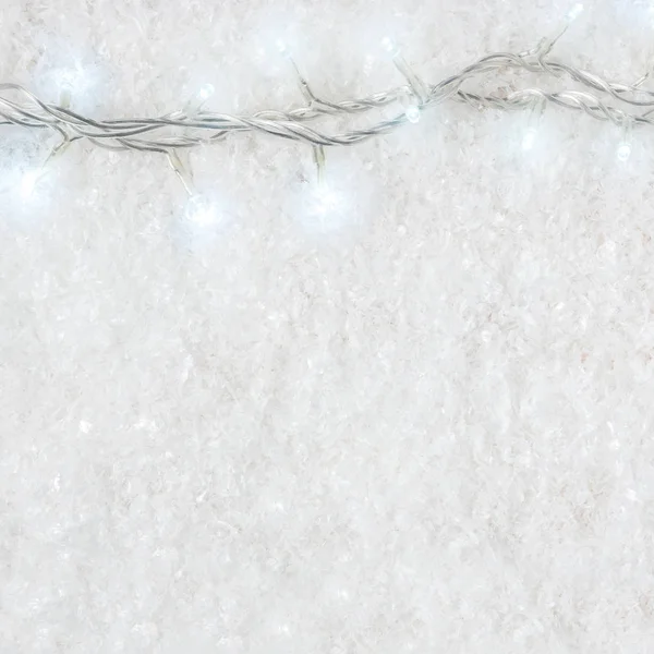 装飾的な雪と新年の照明の冬の背景の組成物 最小限のクリスマスや新年のコンセプトです フラットを置く — ストック写真