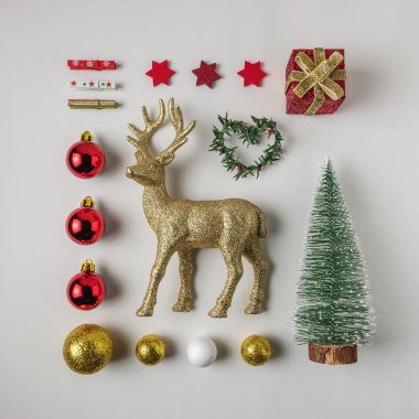 Noel Kış dekorasyon yapılmış yaratıcı düzeni. En az Noel ve yeni yıl kavramı. Düz yatıyordu.