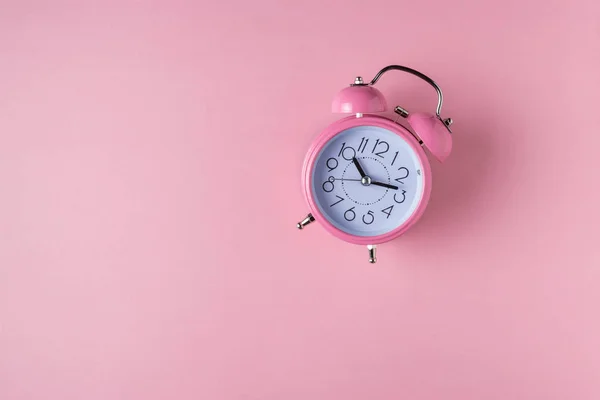 Reloj Despertador Rosa Sobre Fondo Rosa Pastel Concepto Mínimo — Foto de Stock