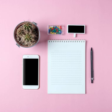 Yaratıcı düz Fotoğraf çalışma masası smartphone, kaktüs ve defter kopyalama alanı arka plan ile yatırın. En az konsept Sanat.