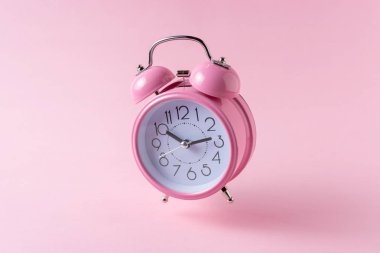 Pastel pembe pembe çalar saat. En az kavramı.