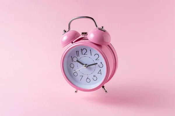 Relógio Alarme Rosa Fundo Rosa Pastel Conceito Mínimo — Fotografia de Stock