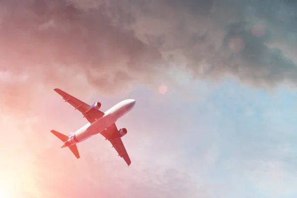 Avión Volando Por Encima Las Nubes Con Dramática Luz Del —  Fotos de Stock