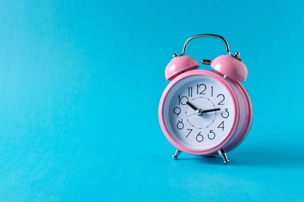 Reloj Despertador Rosa Sobre Fondo Azul Concepto Mínimo — Foto de Stock