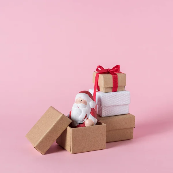 Kleine Kerstman Met Geschenkdozen Roze Achtergrond Minimale Kerstmis Nieuwjaar Concept — Stockfoto