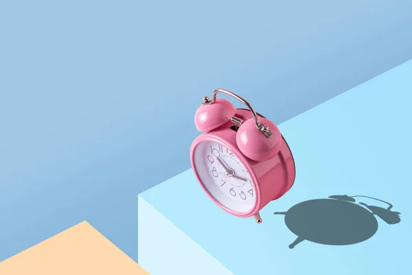 Reloj Despertador Rosa Sobre Fondo Brillante Concepto Arte Mínimo — Foto de Stock