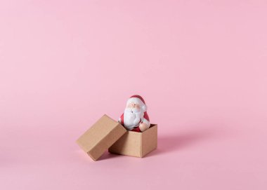 Küçük Noel Baba hediye kutuları üzerinde pembe bir arka plan ile. En az Noel ve yeni yıl kavramı.