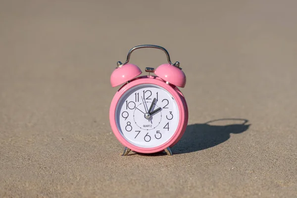 Reloj Despertador Playa Concepto Vacaciones Verano — Foto de Stock