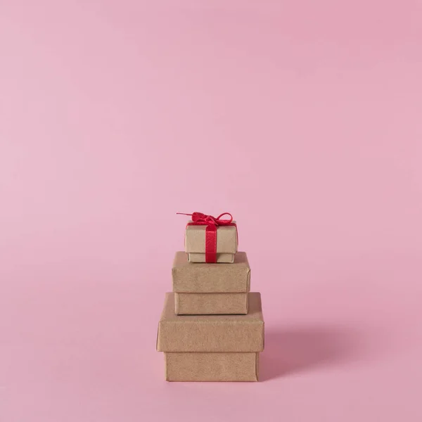 Creatieve Lay Out Van Geschenkdozen Roze Achtergrond Minimale Verkoop Concept — Stockfoto