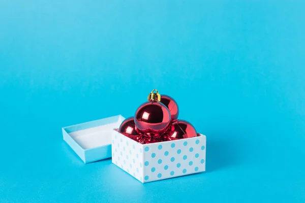 青の背景にギフト ボックス クリスマス安物の宝石 最小限のクリスマスまたは新年の概念 — ストック写真