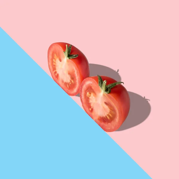 Scheiben Geschnittene Frische Tomaten Auf Hellem Hintergrund Minimalkonzept Lebensmittel — Stockfoto