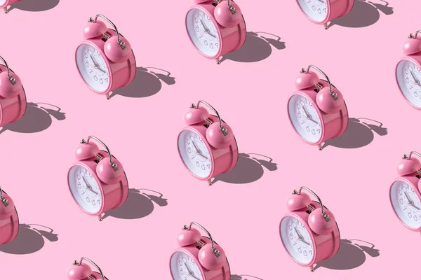 Diseño Creativo Del Reloj Despertador Rosa Sobre Fondo Rosa Pastel — Foto de Stock