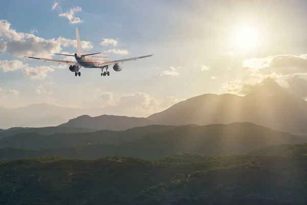 Vliegtuig Vliegen Bergen Bij Zonsondergang Travel Concept — Stockfoto