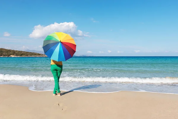 Ung Kvinna Med Färgglada Parasoll Stranden Sommaren Koncept — Stockfoto