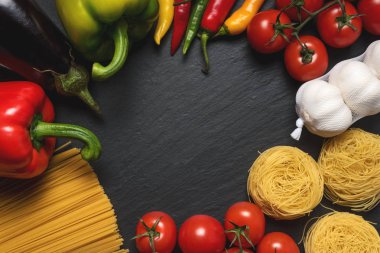 Renkli sebze ve kopya alanı siyah zemin üzerine spagetti.