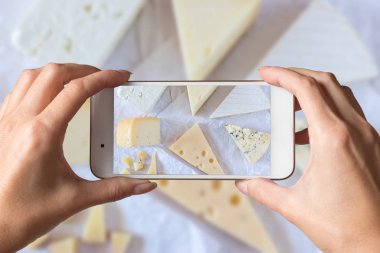 Eller kadın beyaz kağıda peynirlerinden farklı türde fotoğraf çekme.