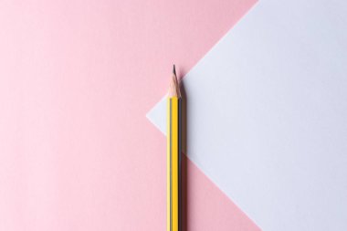 Kopya alanı pastel dokulu kağıt zemin üzerine sarı kalem. En az kavramı.