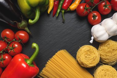 Renkli sebze ve kopya alanı siyah zemin üzerine spagetti.