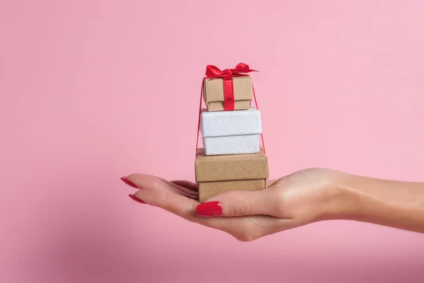 Dames Hand Hebt Geschenkdozen Roze Achtergrond Minimale Verkoop Concept — Stockfoto
