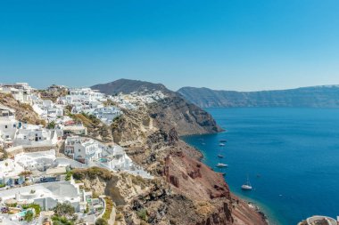 Santorini Adası beyaz evleriyle Oia şehrin görünümü. Yunanistan. 
