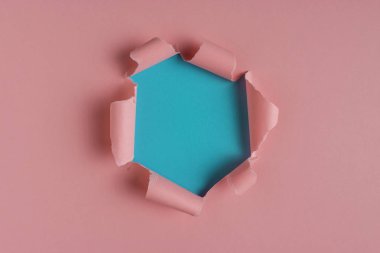 Canlı pembe yırtık kağıt patlama delik arka plan ile. En az soyut kavram.
