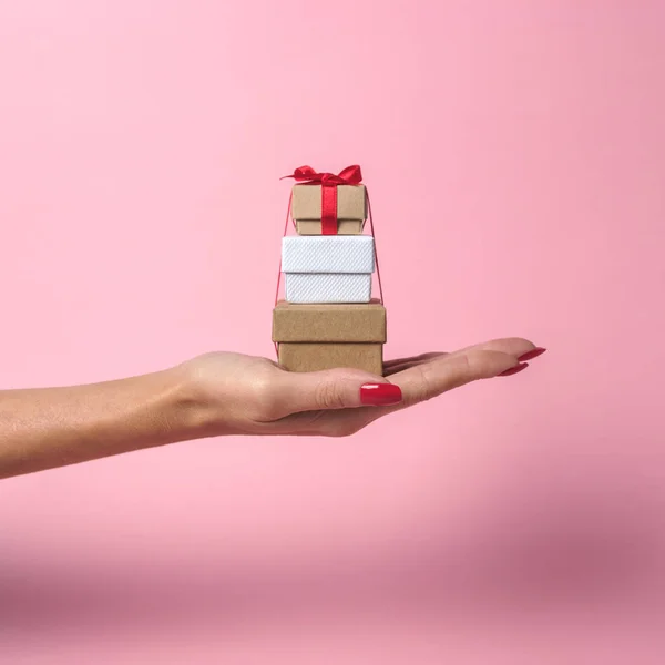 Dames Hand Hebt Geschenkdozen Roze Achtergrond Minimale Verkoop Concept — Stockfoto