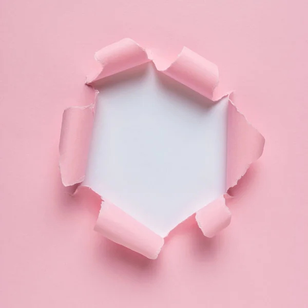 生动的粉红色撕破纸与爆裂孔背景 最小抽象概念 — 图库照片