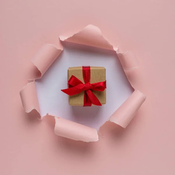 Levendige Roze Gescheurd Papier Met Geschenkdoos Barsten Gat Achtergrond Minimale — Stockfoto