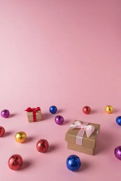 ピンクの背景色のお菓子 ギフト ボックスの創造的なレイアウト 最低限ホリデイ コンセプト — ストック写真