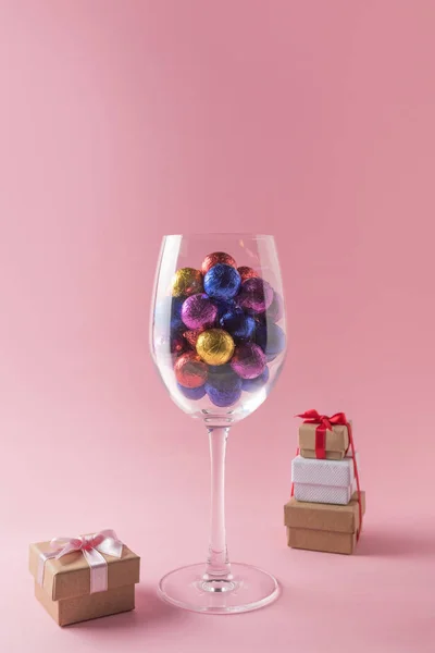 Caramelle Colorate Vetro Vino Sfondo Rosa Concetto Vacanza Minimo — Foto Stock