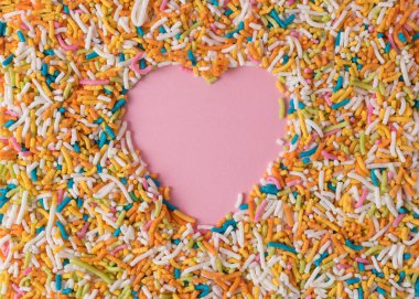 En az kompozisyon kağıt kalp renkli sprinkles ile arka plan. En az aşk kavramı.