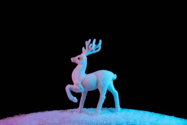 白色驯鹿在雪在充满活力的大胆梯度全息颜色 圣诞节和新年最小的艺术概念 — 图库照片