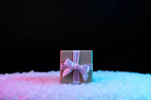 Doos Van Gift Sneeuw Levendige Vet Holografische Verloopkleuren Kerstmis Nieuwjaar — Stockfoto