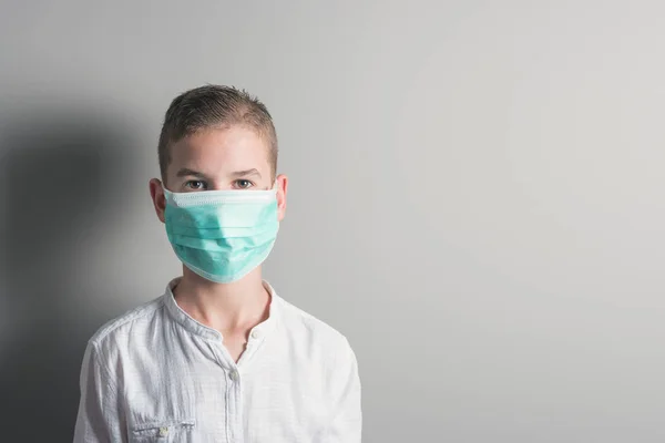 Ragazzino Bambino Con Una Maschera Medica Uno Sfondo Brillante Idea — Foto Stock