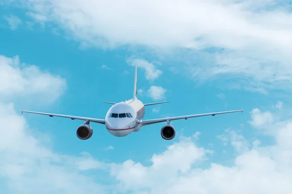 Avión Volando Cielo Azul Con Nubes Concepto Viaje Transporte —  Fotos de Stock