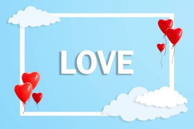 Kalp mavi arka plan üzerinde güzel hava bulutlu balon şeklinde. Aşk kavramı.