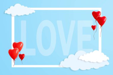 Kalp mavi arka plan üzerinde güzel hava bulutlu balon şeklinde. Aşk kavramı.