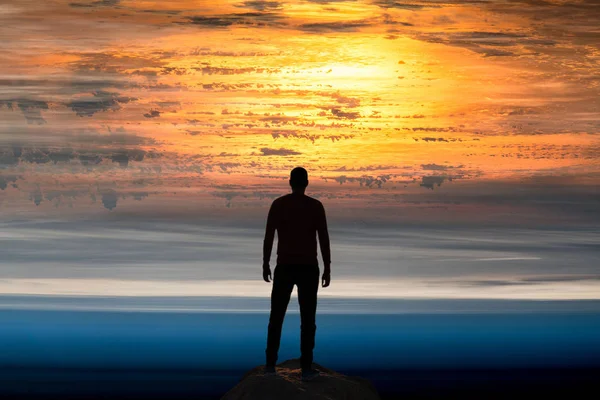 Dünya gezegen arka plan üzerinde bir adam silüeti. Nasa tarafından döşenmiş bu görüntü unsurları.