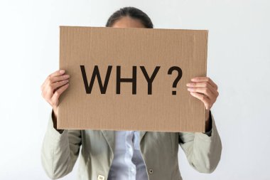 Bir kadın neden yazıt ile bir afiş tutar?