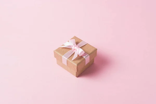 De doos van de gift op roze achtergrond. Minimale verkoop concept. — Stockfoto