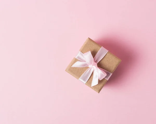 De doos van de gift op roze achtergrond. Minimale verkoop concept. — Stockfoto